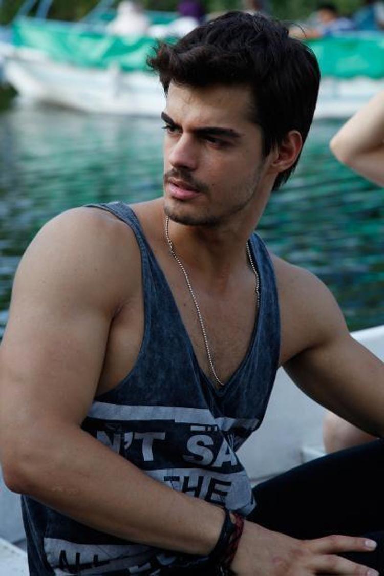 Берк атан. Берк атан турецкий актер. Берк атан в детстве. Берк атан. Берк атан 2022.