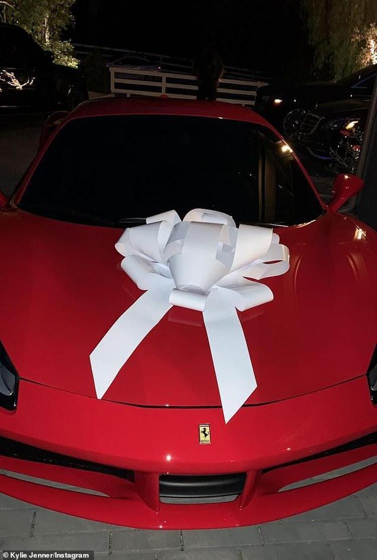 Kylie Jenner’den annesine Ferrari