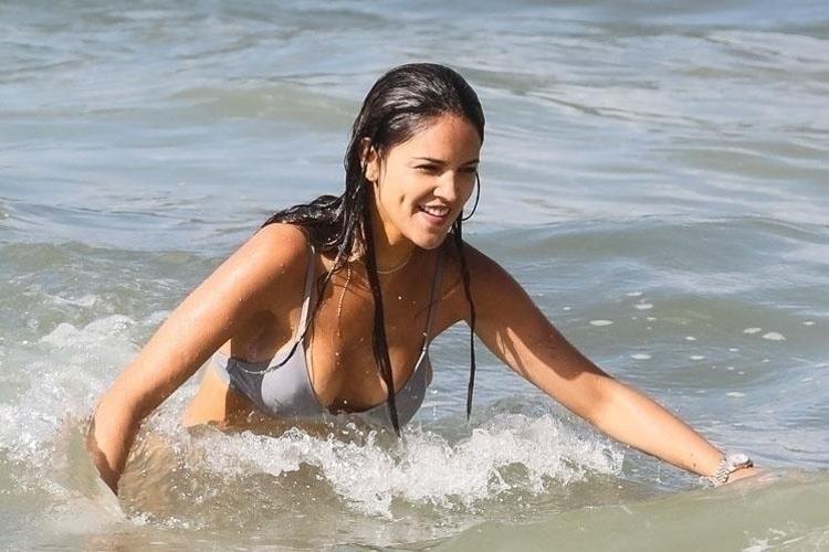 Eiza Gonzalez çekimler bitince hemen denize koştu