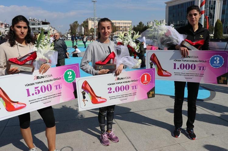 Kadınlar, topuklu ayakkabılarla yarıştı