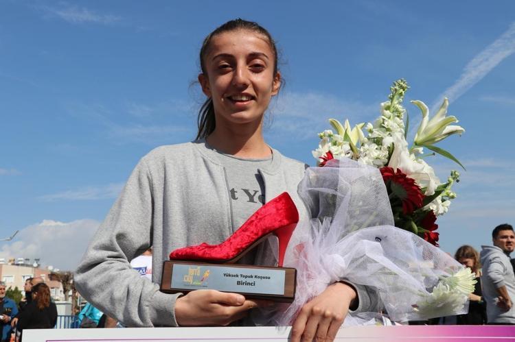 Kadınlar, topuklu ayakkabılarla yarıştı