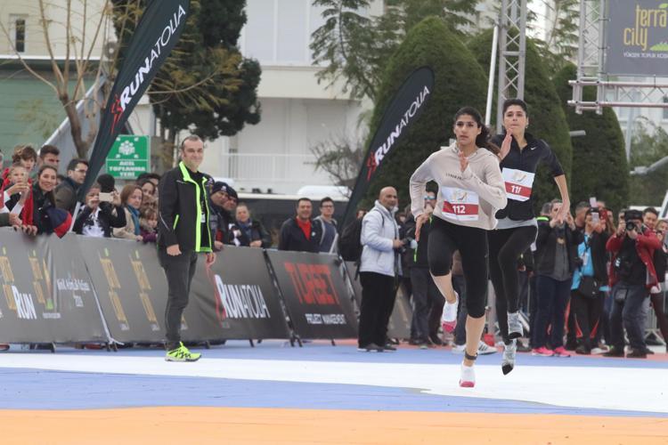 Kadınlar, topuklu ayakkabılarla yarıştı