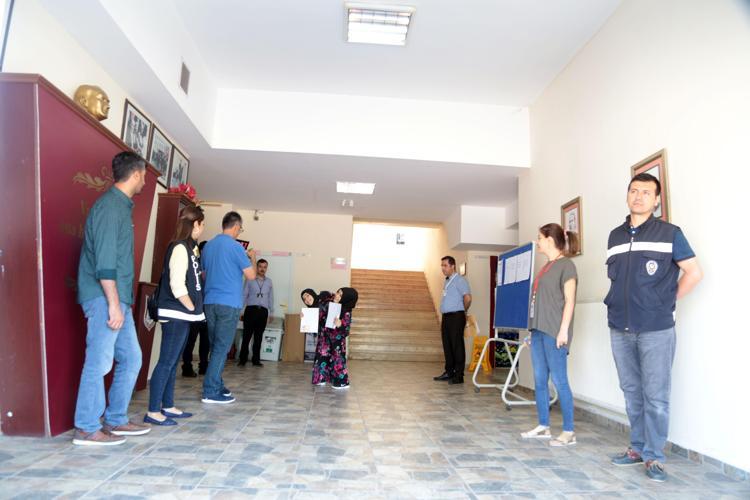 Siyam ikizleri YKSye girdi, akıllarda ise tek bir soru var...