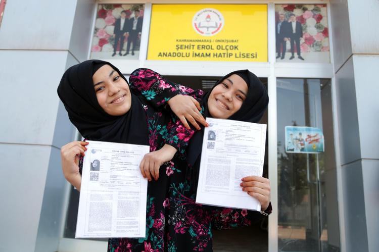 Siyam ikizleri YKSye girdi, akıllarda ise tek bir soru var...