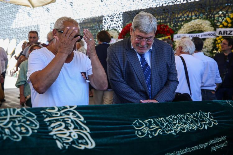Senarist Umur Bugay son yolculuğuna uğurlandı