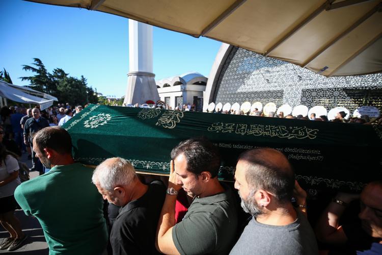Senarist Umur Bugay son yolculuğuna uğurlandı