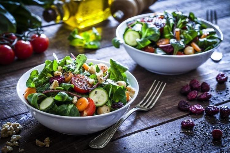 Ana öğünlerde mutlaka salata