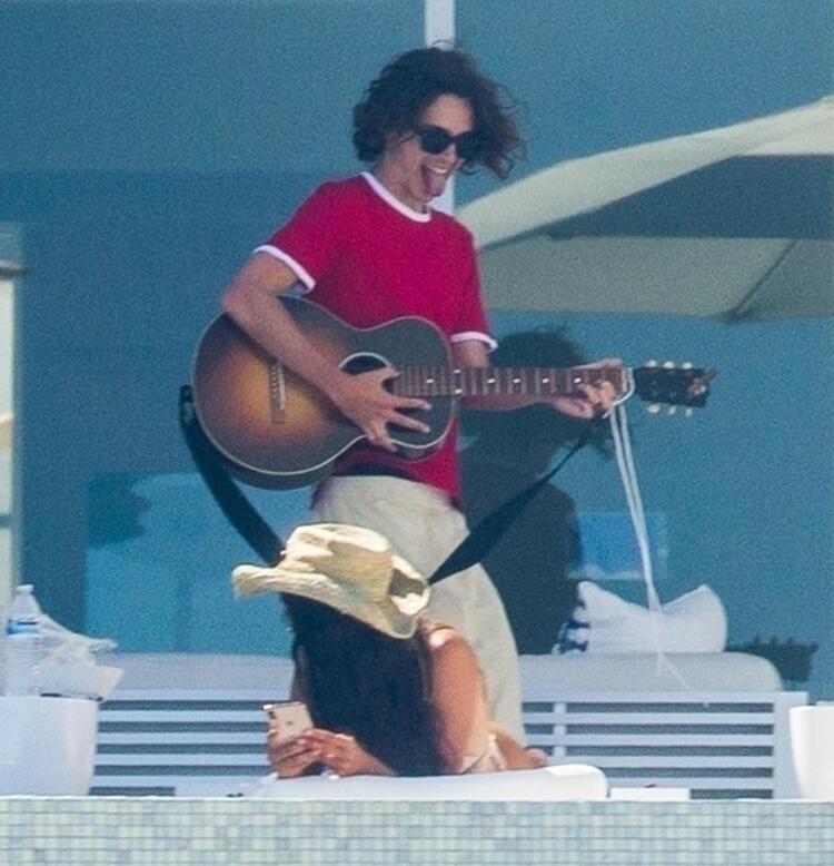 Timothee Chalamet, sevgilisine serenat yaptı