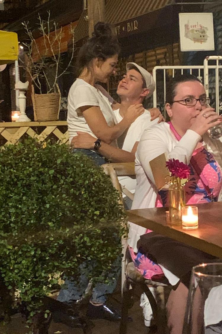 Katie Holmes, Emilio Vitolo ile kafede aşka geldi: Emilio Vitolo nişanlı çıktı