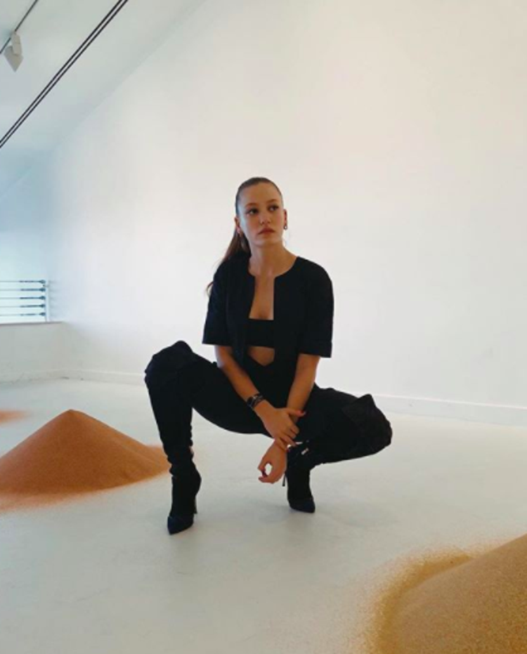 Stilini Benzet; 7 adımda Serenay Sarıkaya gibi giyinme rehberi