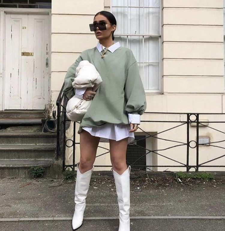 Uzun çizmeler ve sweatshirtlerle de erkek gömleklerini kullanabilmek mümkün