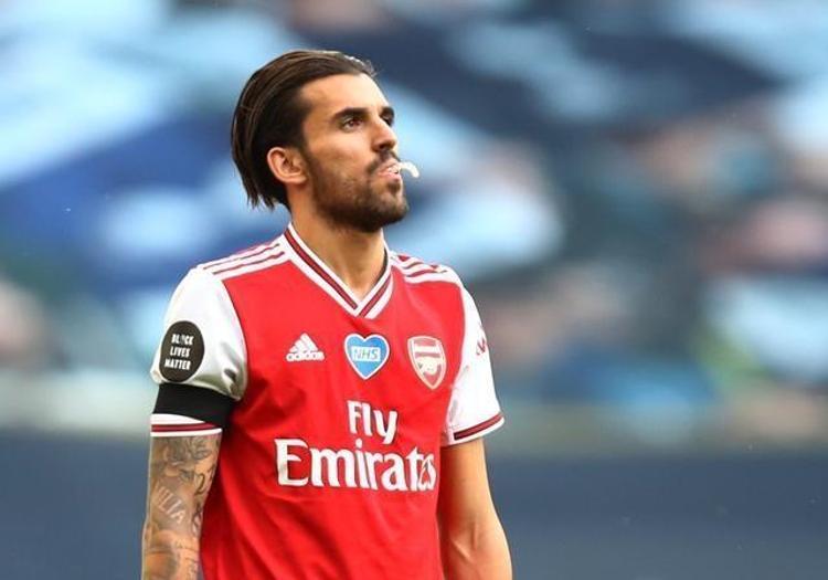 Arsenalde iki oyuncu arasında yumruklu kavga