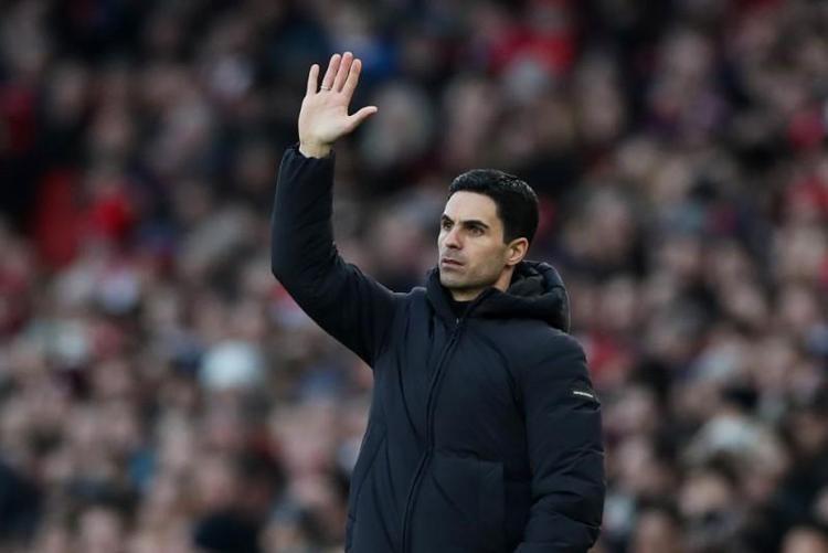 Arsenalde iki oyuncu arasında yumruklu kavga