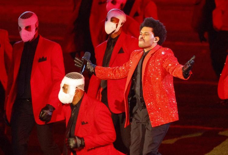 The Weekndin Super Bowl kostümünün yapımı 250 saat sürdü