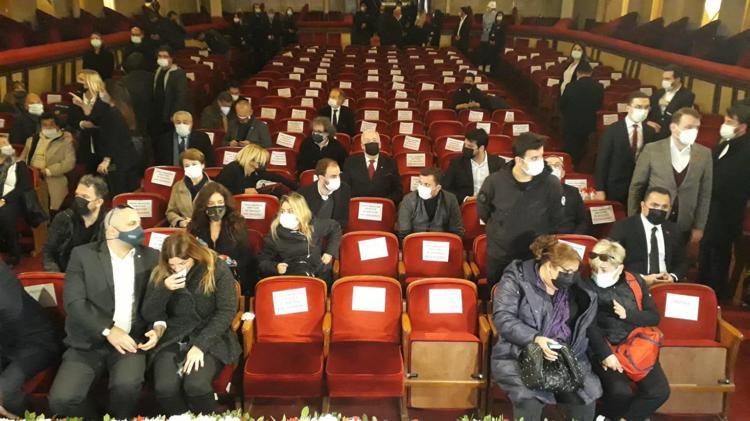 Rasim Öztekin’e veda: Usta oyuncu son yolculuğuna uğurlandı