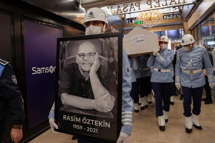 Rasim Öztekin’e veda: Usta oyuncu son yolculuğuna uğurlandı