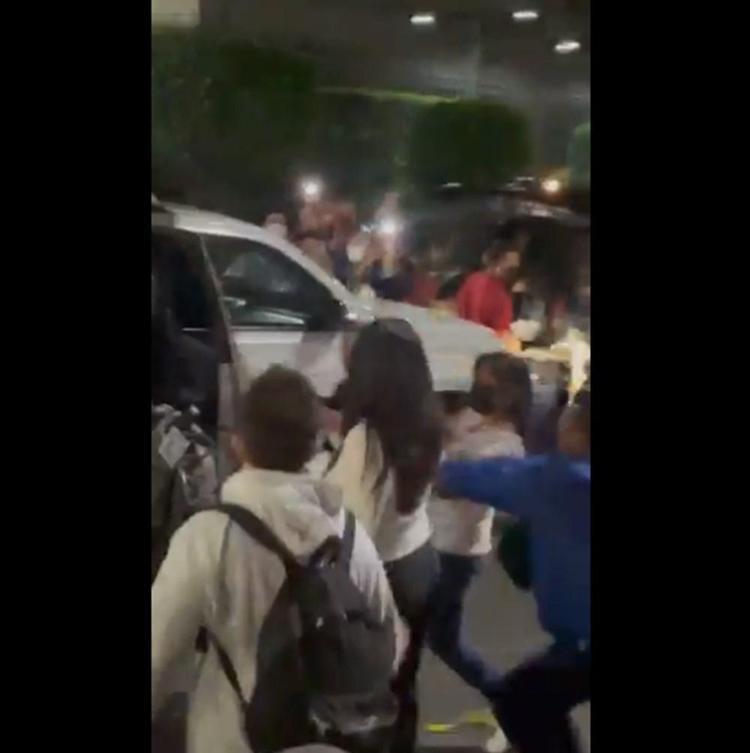 Dua Lipa hayranının saldırısına uğradı