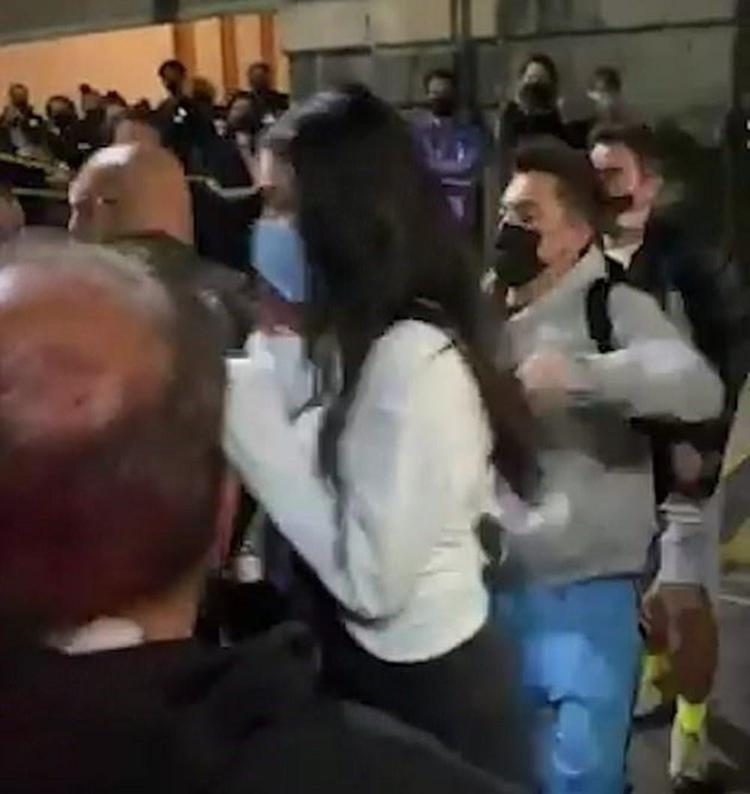 Dua Lipa hayranının saldırısına uğradı