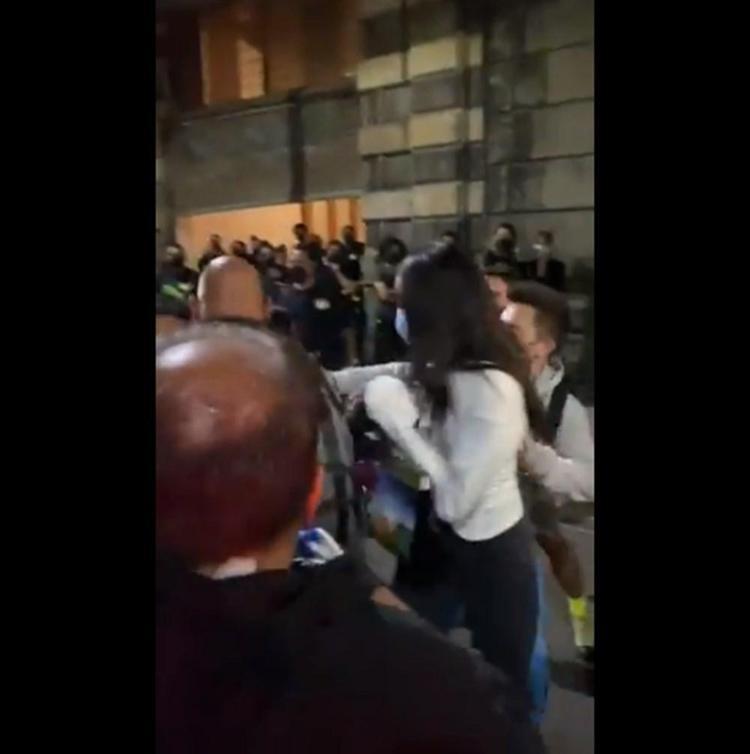 Dua Lipa hayranının saldırısına uğradı