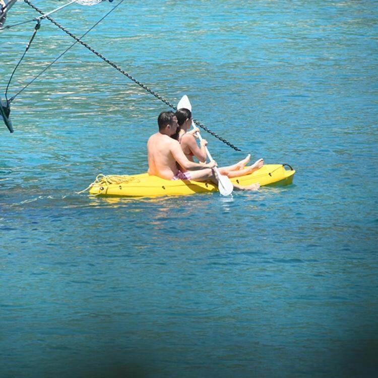 Demet Özdemir ve Oğuzhan Koçun tekne romantizmi...