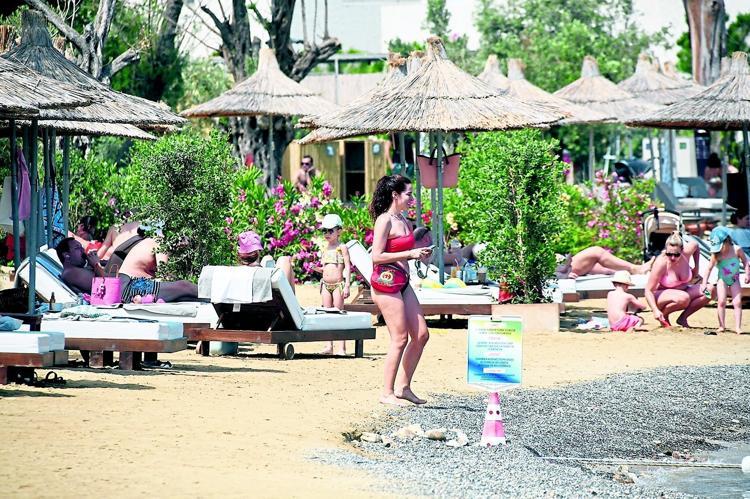 Belçim Bilgin 800 dolarlık çantasıyla plajda