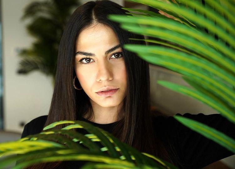 Demet Özdemir mini şortuyla ayna karşısına geçti