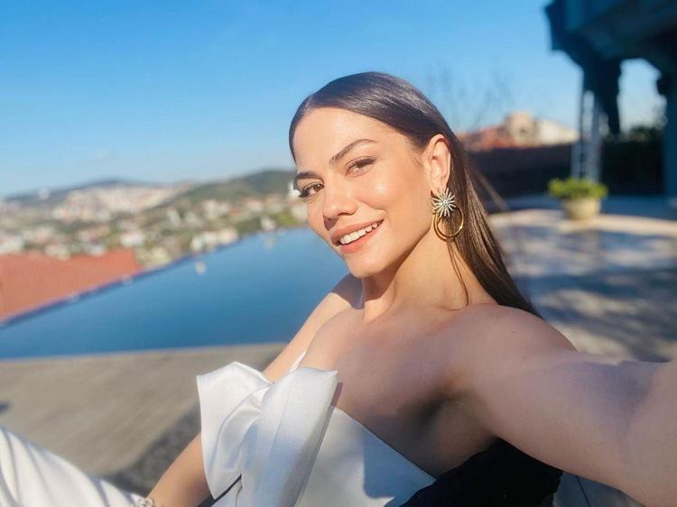 Demet Özdemir mini şortuyla ayna karşısına geçti