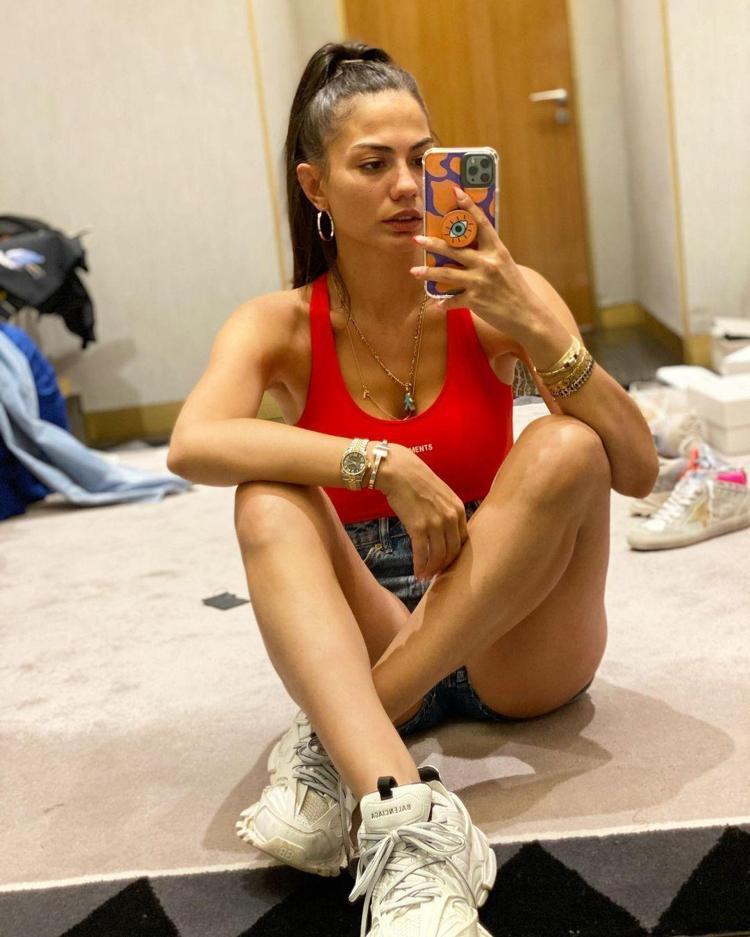 Demet Özdemir mini şortuyla ayna karşısına geçti