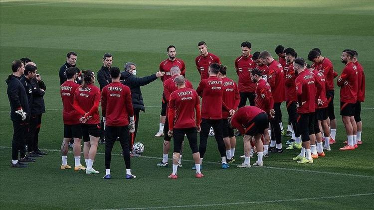 Şenol Güneş TFFye EURO 2020 raporunu sundu, en sert eleştiri Hamit Altıntoptan geldi