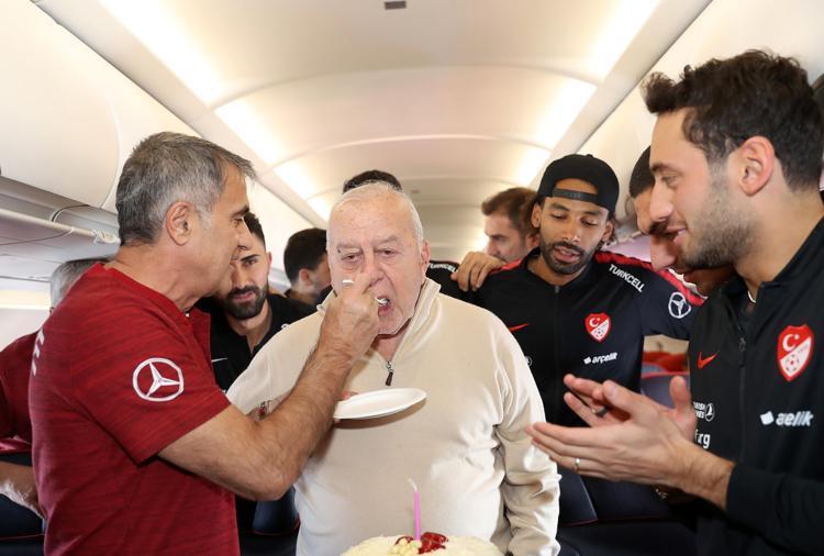 Şenol Güneş TFFye EURO 2020 raporunu sundu, en sert eleştiri Hamit Altıntoptan geldi