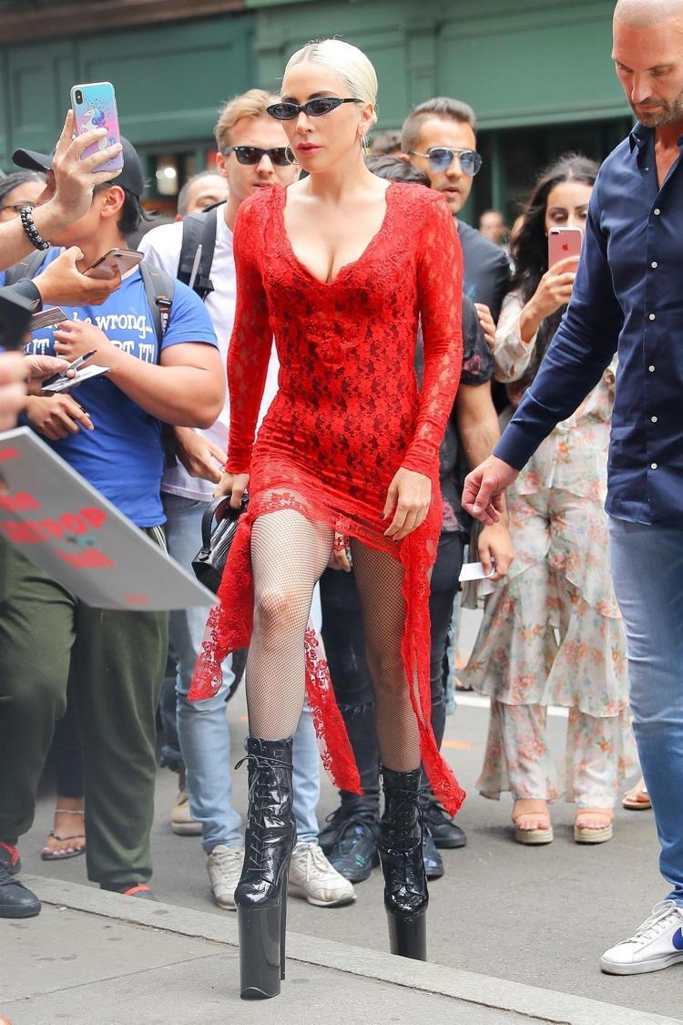 Lady Gaganın görmezden gelemeyeceğimiz topuklu ayakkabıları