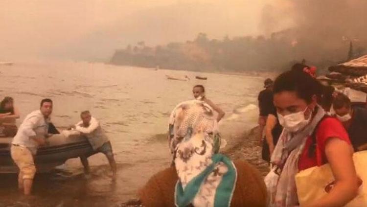 Son dakika: Bodrumdaki yangında nefes kesen anlar Ölümden teknelerle kaçtılar