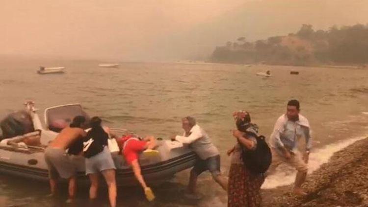 Son dakika: Bodrumdaki yangında nefes kesen anlar Ölümden teknelerle kaçtılar