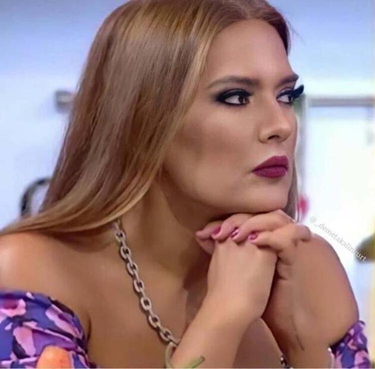 Demet Akalın, gözyaşlarına boğuldu