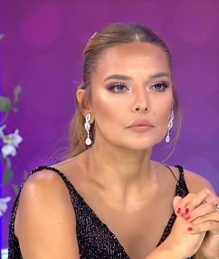 Demet Akalın, gözyaşlarına boğuldu