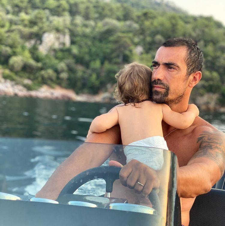 İbrahim Çelikkol yangını söndürmek için alevlerin arasına girdi