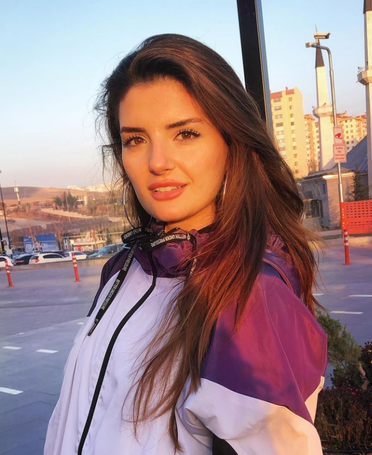 Şarkıcı Begüm Polat komşusunun saldırısına uğradı Tekme, tokat...