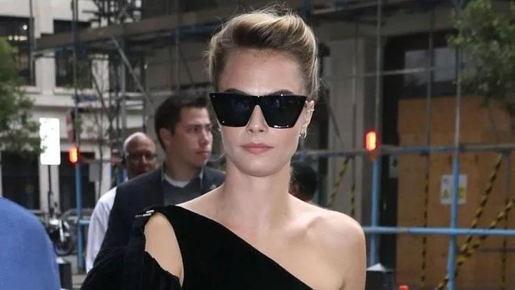 Cara Delevingne Duşa Girmeden önce çektiği çıplak Fotoğrafı Paylaştı