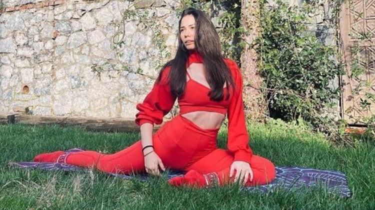 Demet Özdemir mini şortuyla ayna karşısına geçti