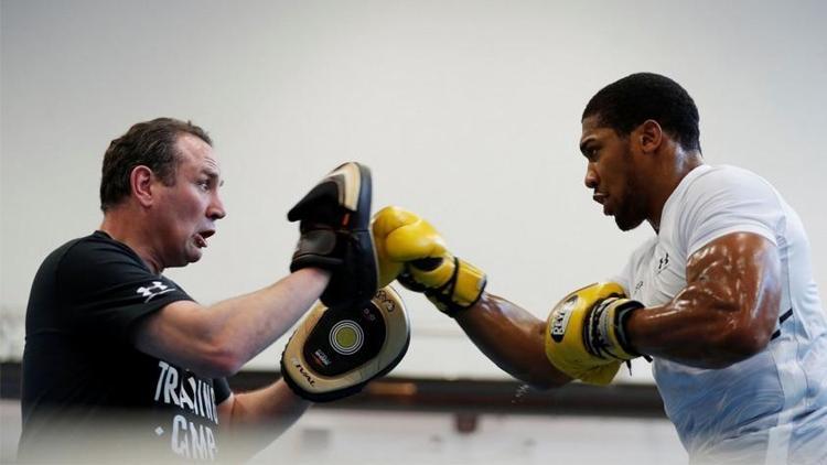 Anthony Joshuanın antrenörü Rob McCrackendan yüz buruşturan itiraf