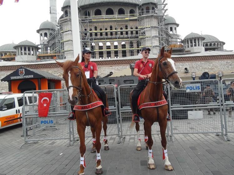 Taksim’de Meydanı’ndaki atlı polislere yoğun ilgi