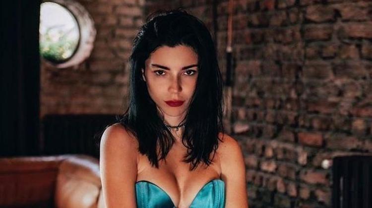 Merve Boluğurdan pembe bikinili tatil pozu