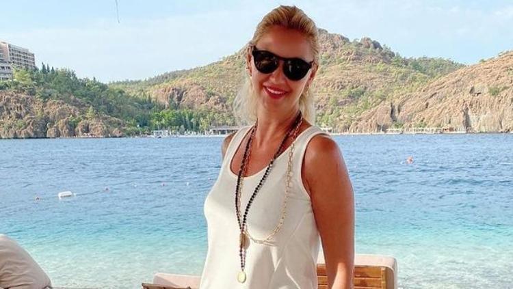 Pınar Altuğ bütün gün güneşlendi