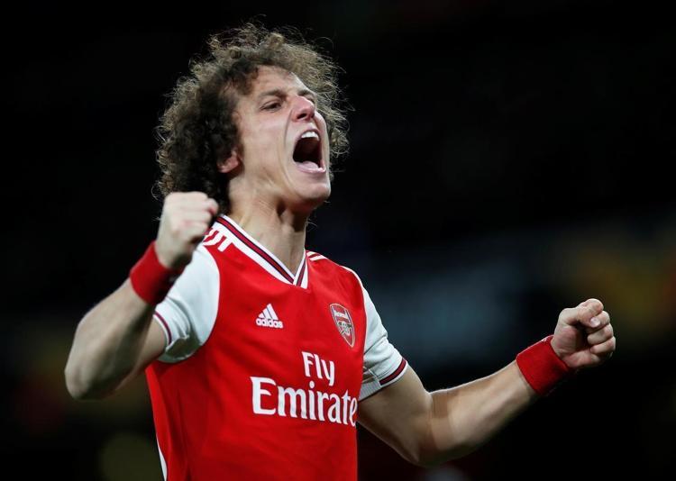 Arsenalde iki oyuncu arasında yumruklu kavga