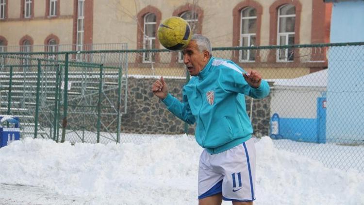 71 yaşındaki futbolcu Şerif Kunt kısa vadeli planlar yapıyor: 1 yıllık imza