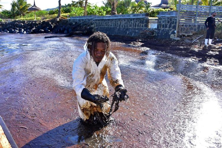 Mauritiusda okyanusa akan petrolün temizlenmesi için saç kampanyası başlatıldı