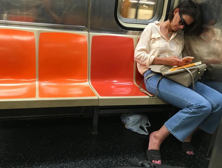 Katie Holmes metroda görüntülendi