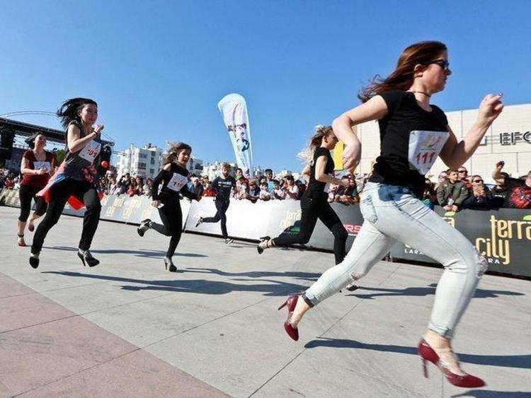 Antalyada yüksek topuk koşusu yapıldı