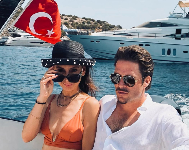 Lüks teknede doğum günü partisi