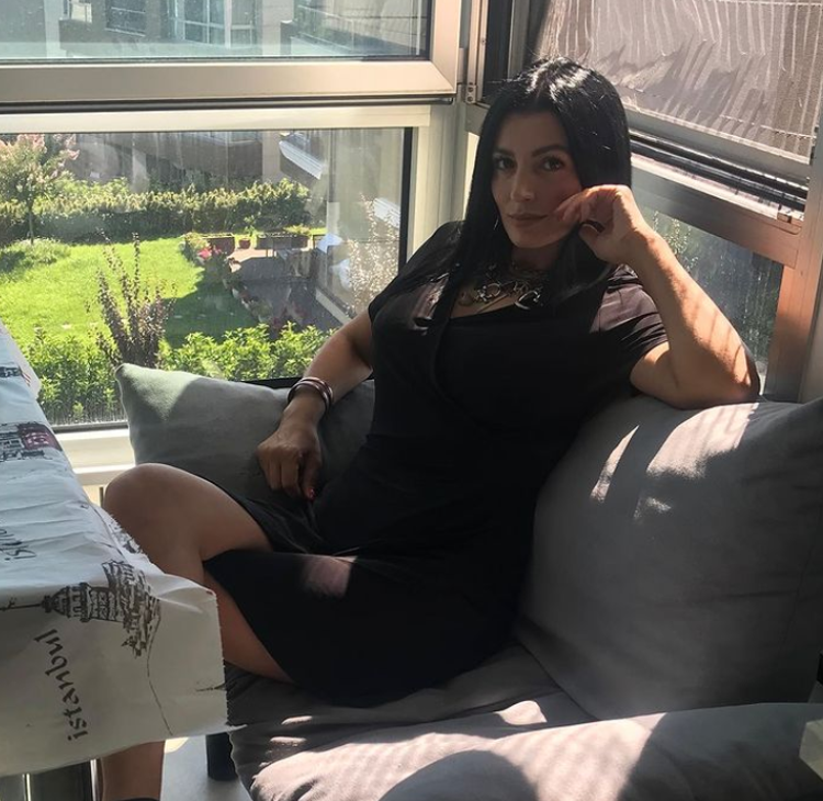 Eşin nerede senin Takdir ediyorum siz güçlü bir kadınsınız.